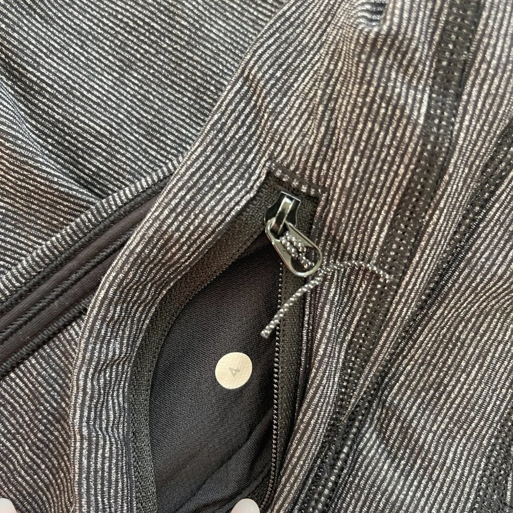 LULULEMON STRIPED LEGGINGS SIZE 4 - Picture 3 of 3